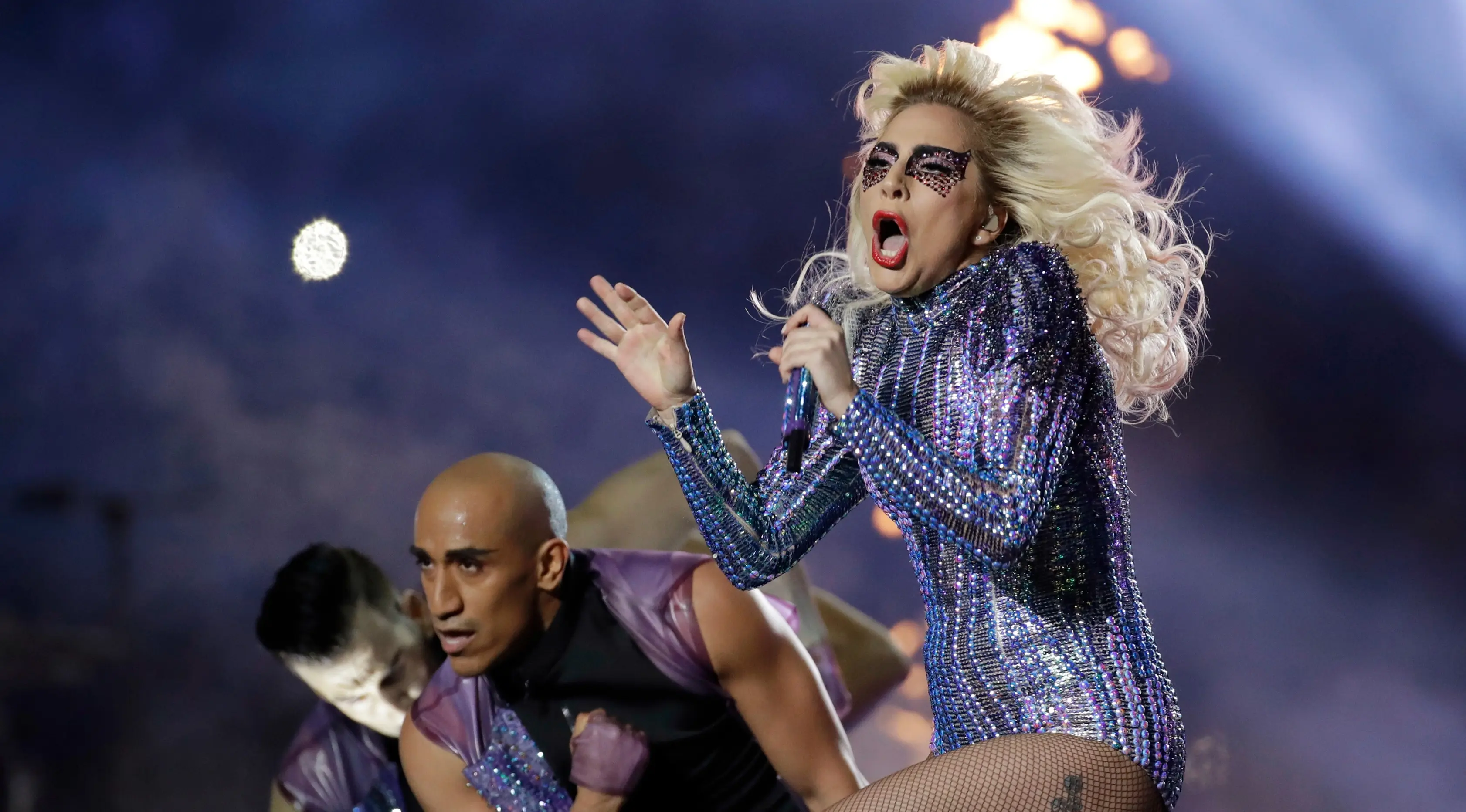 Penyanyi Lady Gaga tampil menghibur penonton disela pertandingan NFL Super Bowl 51 football game antara tim Atlanta Falcons melawan New England Patriots, di Houston, AS, (5/2). (AP Photo/Patrick Semansky)