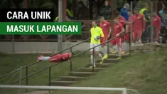 Berita video momen unik pemain Hongaria, Barna Busai, melakukan aksi meluncur di tangga sebelum masuk lapangan untuk bertanding di liga.