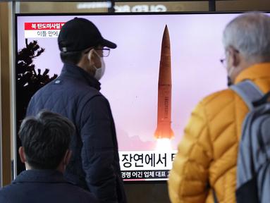 Layar TV menunjukkan peluncuran rudal Korea Utara selama program berita di Stasiun Kereta Api Seoul di Seoul, Korea Selatan, Kamis, 16 Maret 2023.  (AP Photo/Ahn Young-joon)