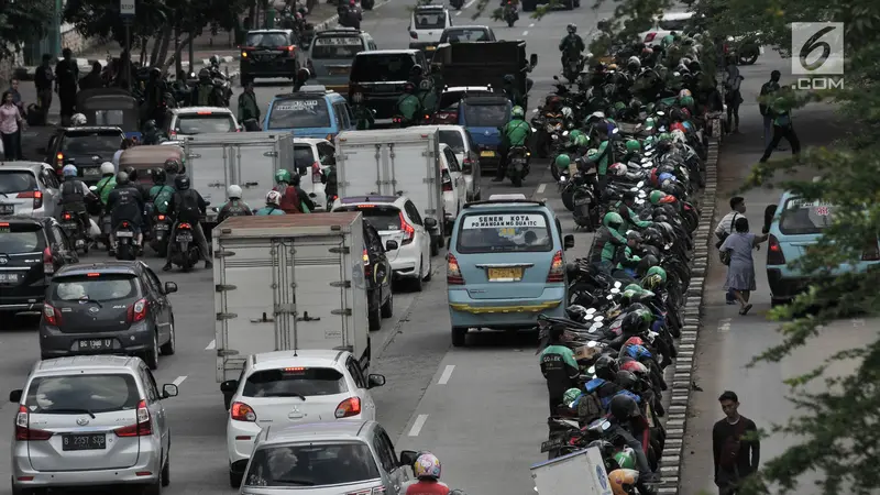 Semrawut Ojek Online Mangkal di Badan Jalan Bikin Kemacetan