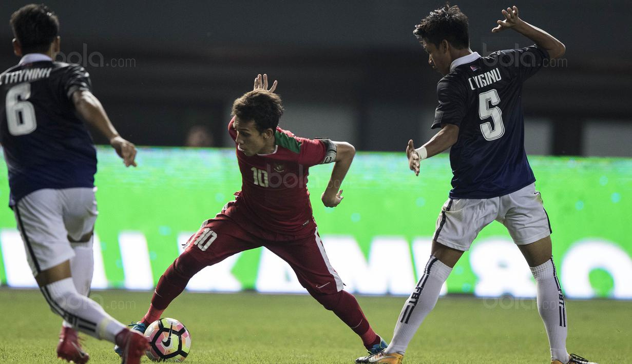 Gelandang Timnas Indonesia U-19, Egy Maulana Vikri, menghindari kepungan pemain Kamboja U-19 pada laga persahabatan di Stadion Patriot, Bekasi, Rabu (4/10/2017). Indonesia menang 2-0 atas Kamboja. (Bola.com/Vitalis Yogi Trisna)