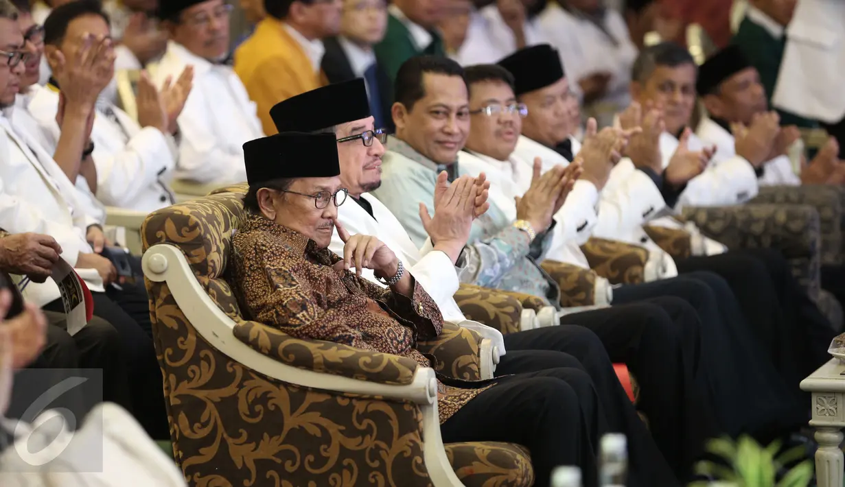BJ Habibie (kiri) menghadiri Tasyakur Milad ke-18 PKS, Jakarta, (24/4). Acara bertajuk "PKS, Berkhidmat untuk Rakyat" ini di hadiri sejumlah tokoh PKS, Perwakilan Partai, dan ratusan kader PKS Jakarta dan sekitarnya. (Liputan6.com/Faizal Fanani)