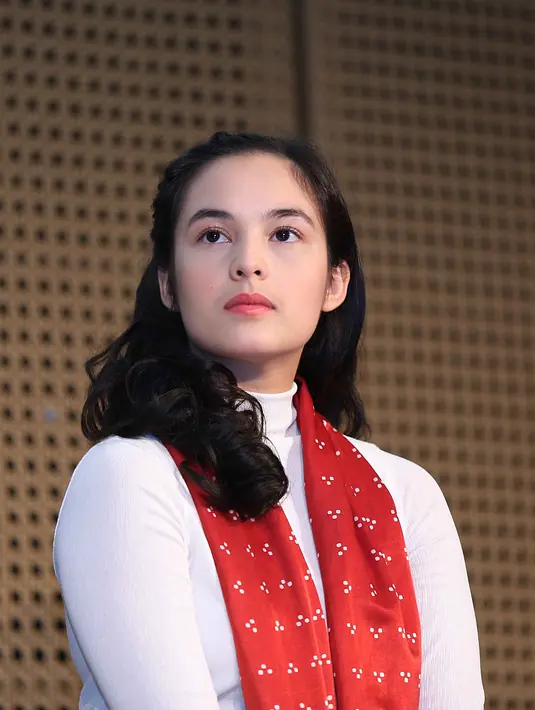 Dalam dunia teater, bukan hal baru bagi pemeran Lilis Handayani dalam film 3 Srikandi itu. Sebelum dirinya terkenal dalam dunia akting, ia mencoba terjun dalam dunia teater saat masih SMA. (Nurwahyunan/Bintang.com)