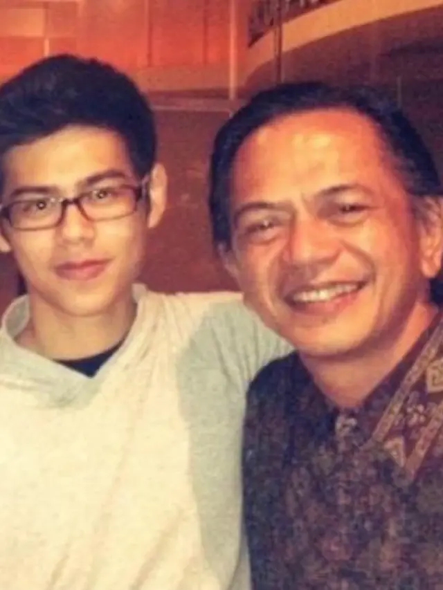 6 Potret Kenangan Hangat Surya Sahetapy dan Ray Sahetapy, Sosok Ayah Penyayang