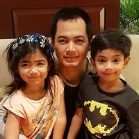 Tommy Kurniawan dan anak-anaknya.
