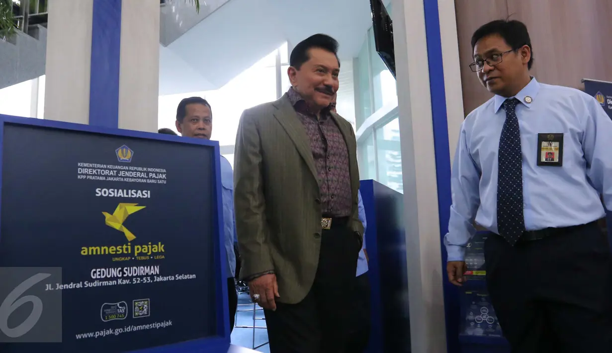 Mantan Kepala BIN, Hendropriyono tiba di KPP Sudirman, Jakarta Selatan, Rabu (21/9). Perserta program pengampunan pajak dari kaum kelas kakap makin banyak berdatangan ke kantor pajak untuk melaporkan harta mereka. (Liputan6.com/Angga Yuniar)