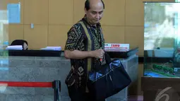 Daniel sudah tiba di Gedung KPK sekitar pukul 09.50 WIB. Namun dia enggan berkomentar banyak mengenai pemeriksaannya itu, Jakarta, Selasa (9/9/2014) (Liputan6.com/Panji Diksana)