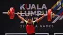 Lifter Indonesia Eko Yuli Irawan melakukan angkatan "snatch" pada cabang angkat besi putra nomor 62 kg SEA Games 2017 Kuala Lumpur, Malaysia, Senin (28/8). Eko Yuli memperoleh medali perak dengan total angkatan 306 kg. (Liputan6.com/Faizal Fanani)