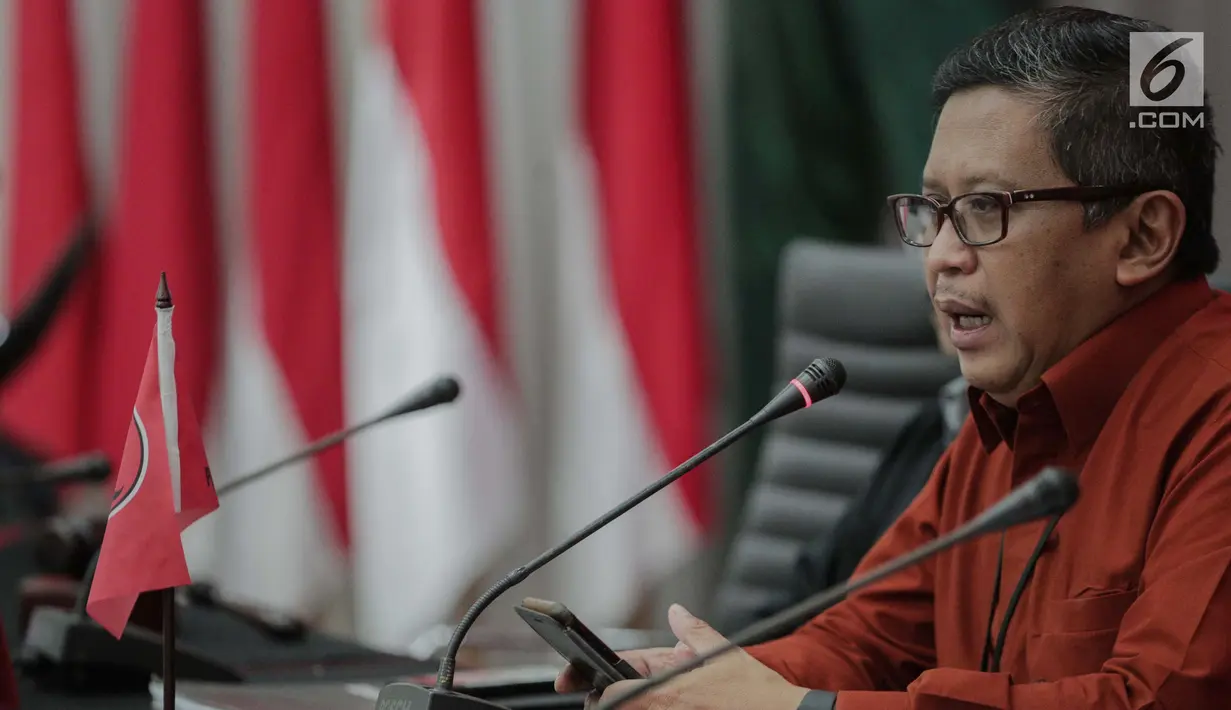 Sekjen PDI Perjuangan Hasto Kristiyanto memberi keterangan pers terkait Pemilu 2019 di Jakarta, Rabu (8/5/2019). Hasto menyebutkan bahwa PDI Perjuangan berduka cita atas petugas KPPS yang meninggal dunia selama gelaran Pemilu 2019. (Liputan6.com/Faizal Fanani)