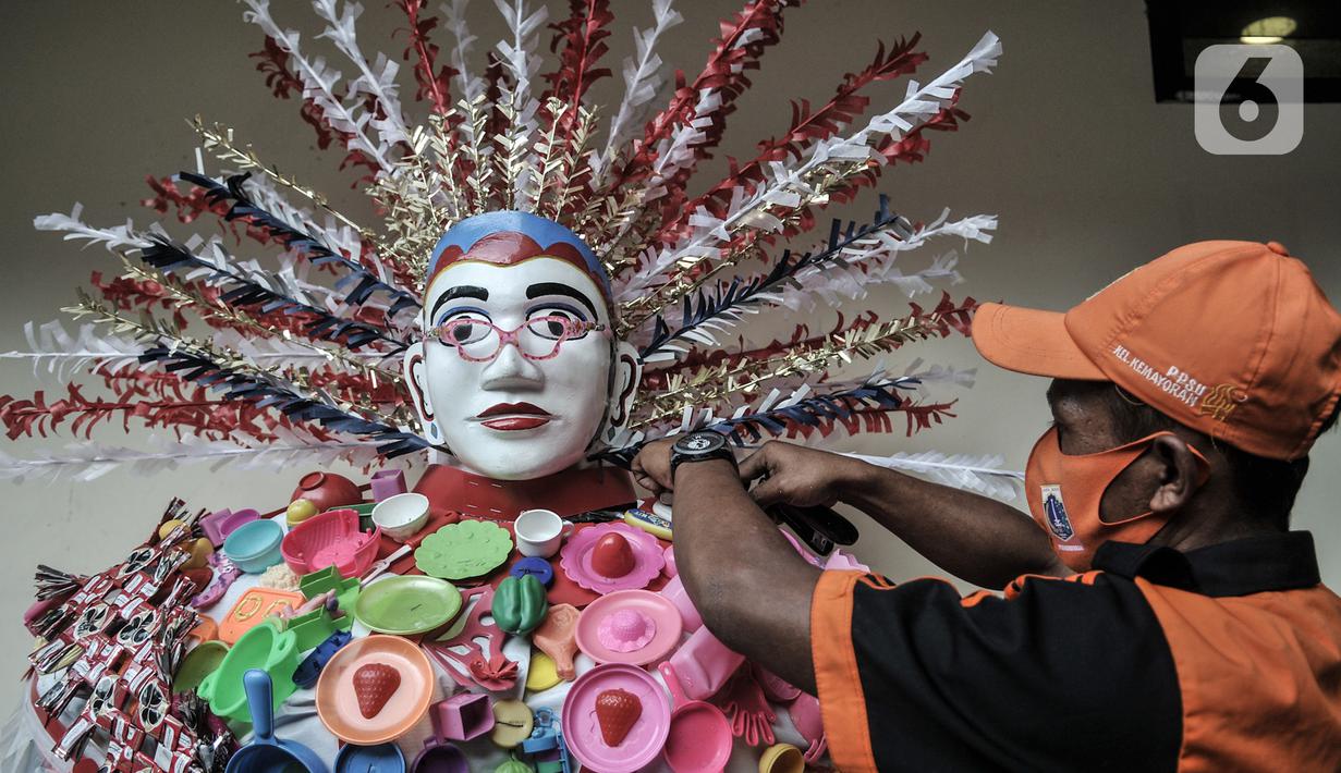 Petugas PPSU menyelesaikan pembuatan ondel-ondel dari limbah plastik di Kantor Kelurahan Kemayoran, Jakarta, Senin (3/8/2020). Tujuan dibuatnya ondel-ondel tersebut untuk mengurangi sampah serta memanfaatkan waktu senggang di tengah pandemi Covid-19. (merdeka.com/Iqbal S. Nugroho)