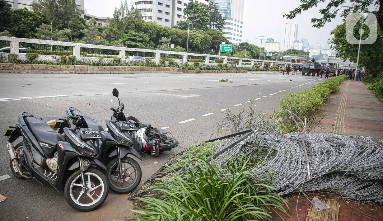 Sejumlah motor tergeletak seusai polisi membubarkan massa di depan pintu gerbang gedung DPR RI, Jakarta, Senin (11/4/2022). Situasi mulai memanas akibat sejumlah pengunjuk rasa melempari petugas dengan berbagai benda lainnya. (Liputan6.com/Faizal Fanani)