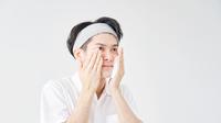 Ketika pria sedang membasuh wajah dengan sabun muka. (Foto: Shutterstock)