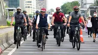 Presiden Joko Widodo (Jokowi) menghabiskan akhir pekan dengan bersepeda di kawasan hari bebas kendaraan bermotor atau car free day (CFD) Sudirman-Thamrin, Jakarta, Minggu (15/1/2023). (Foto: Biro Pers Sekretariat Presiden).