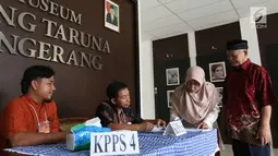Warga mendaftar kehadirannya untuk mencoblos pada Pilkada Serentak 2018 di TPS 2 yang berada di dalam Museum Juang Taruna, Tangerang, Rabu (27/6). Warga Kota Tangerang menyalurkan suaranya dalam Pemilihan Walikota tahun ini. (Liputan6.com/Angga Yuniar)