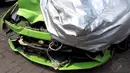 Mobil bernopol B 999 NIP milik Hotman Paris Hutapea ringsek setelah mengalami kecelakaan dengan sebuah mobil boks di Tol Wiyoto Wiyono, Jakarta, (5/10/14). (Liputan6.com/Johan Tallo)