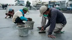 Pekerja melakukan penambalan arena skateboard di Kalijodo, Jakarta, Jumat (2/6). (Liputan6.com/Gempur M Surya)