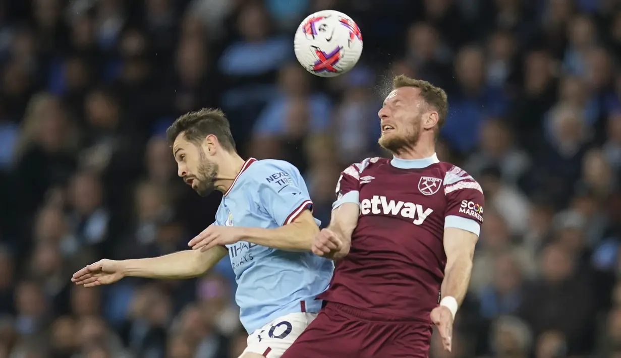 The Citizen mampu ke puncak klasemen setelah menaklukkan West Ham United 3-0  di Etihad Stadium. (AP Photo/Dave Thompson)