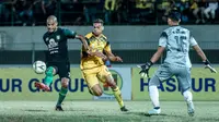 Duel Barito Putera vs Bhayangkara FC di Stadion Demang Lehman, Martapura, Sabtu (28/9/2019). (Bola.com/Dok. Persebaya)