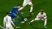 Pemain Juventus Cristiano Ronaldo (kedua kiri) menendang bola saat bertanding melawan Lyon pada leg pertama babak 16 besar Liga Champions di Stadion Parc Olympique Lyonnais, Decines-Charpieu, Perancis, Rabu (26/2/2020). Lyon menang 1-0. (Jean-Philippe KSIAZEK/AFP)