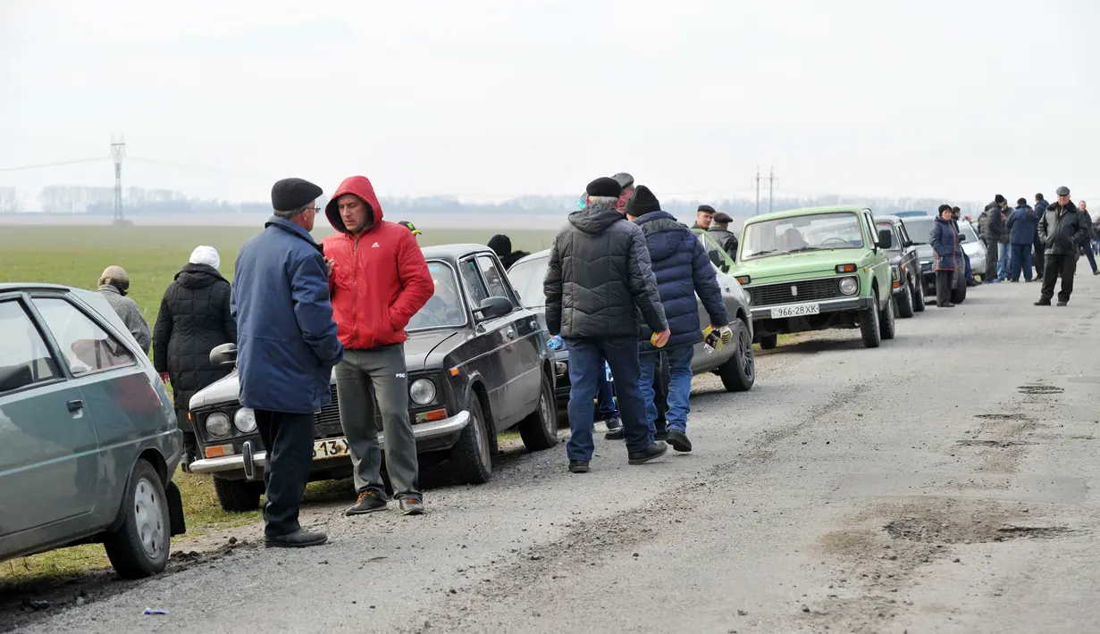 Sekitar 20.000 orang dievakuasi massal setelah terjadi serangkaian ledakan sebuah gudang senjata di pangkalan militer Ukraina di Balakliya, Kamis (23/3). Pejabat militer menduga ledakan tersebut dilakukan oleh penyabotase. (SERGEY BOBOK/AFP)