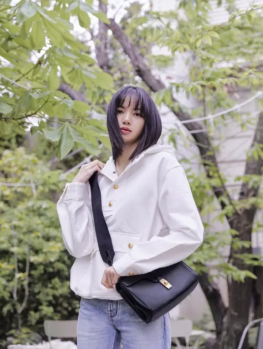 Gaya sederhana Lisa dengan busana putih dan celana jeans satu ini pun bisa dijadikan inspirasi. Bahkan, gaya busana dengan warna basic ini ia lengkapi dengan sling bag hitam. (Liputan6.com/IG/@lalalalisa_m)