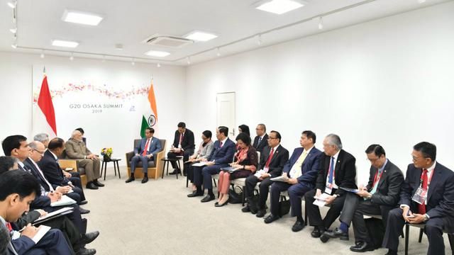 Presiden Joko Widodo atau Jokowi mengadakan pertemuan bilateral dengan Perdana Menteri India, Narendra Modi, di sela KTT G20, Sabtu (29/6/2019). (foto: Biro Pers Setpres)