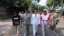 Peserta berkostum mirip Soekarno-Hatta tampak dalam pawai dalam rangka   memperingati HUT Kemerdekaan RI ke-69 (Liputan6.com/Herman Zakharia)