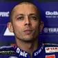 Ekspresi kekecewaan Valentino Rossi, pembalap Movistar Yamaha, usai mendapatkan hasil buruk pada latihan bebas pertama dan kedua MotoGP Spanyol 2017. (PIERRE-PHILIPPE MARCOU / AFP)