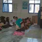 Kondisi yang menggangu proses belajar mengajar ini sudah berlangsung lama. Tak jarang para murid SD itu harus pulang ketika hujan datang.