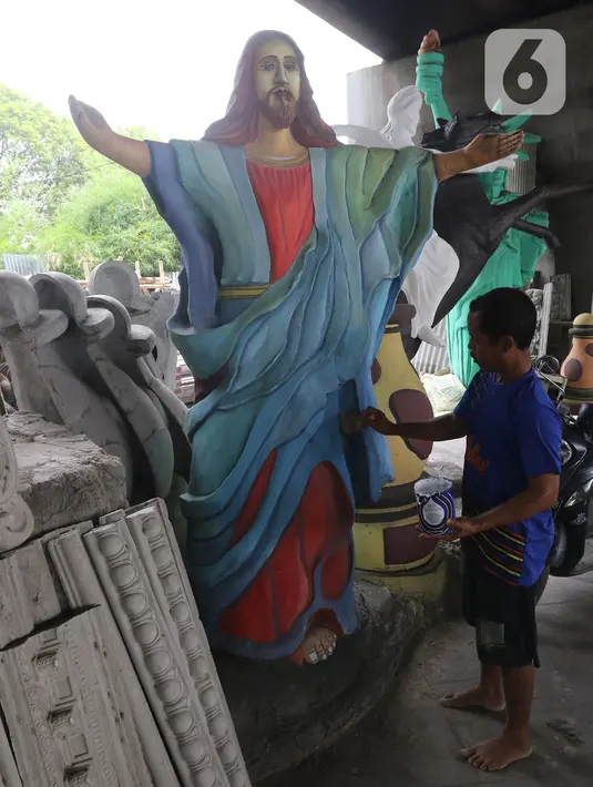 Perajin sedang menyelesaikan patung Yesus di salah satu lokasi penjualan ornamen patung di kawasan Pulomas, Jakarta, Jumat (13/12/2019). Jelang perayaan Natal, pesanan patung Rohani yang dijual dari harga 10 sampai 40 juta mengalami peningkatan. (Liputan6.com/Herman Zakharia)
