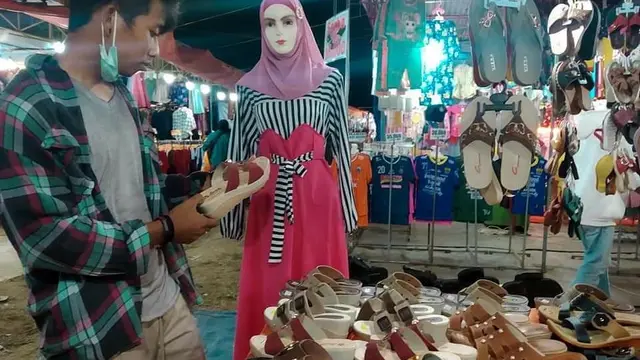7 Momen Kocak Pacaran dengan Manekin di Pasar Malam Ini Bikin Geleng Geleng