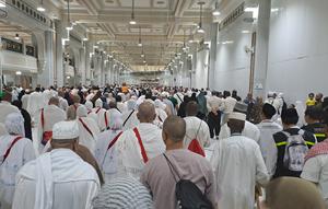 Masjidil Haram kembali dipadati jemaah setelah rangkaian puncak ibadah haji berakhir. Jemaah berjubel melaksanakan sai dari bukit Safa ke Marwa. (Liputan6.com/Nafiysul Qodar)