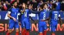 Para pemain Prancis merayakan gol yang dicetak oleh Olivier Giroud ke gawang Wales pada laga persahabatan di Stadion Stade de France, Sabtu (11/11/2017). Prancis menang 2-0 atas Wales. (AFP/Franck Fife)