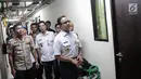 Kapolda Metro Jaya Irjen Idham Azis dan Gubernur DKI Jakarta Anies Baswedan meninjau Rusun Promoter Polri di Kebon Jeruk, Jakarta Barat, Rabu (28/11). Rusun yang dibangun dengan dana APBD akan dihuni anggota polri yang aktif. (Liputan6.com/Faizal Fanani)