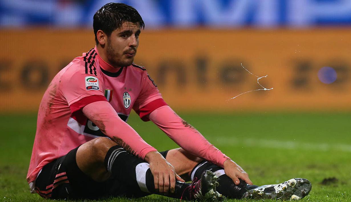 8. Pada musim lalu pelatih Juventus, Massimiliano Allegri lebih memilih Paulo Dybala dan Mario Mandzukic sebagai andalan di lini depan. Hal itu membuat Alvaro Morata tidak berkembang dan memilih pindah. (AFP/Marco Bertorello)