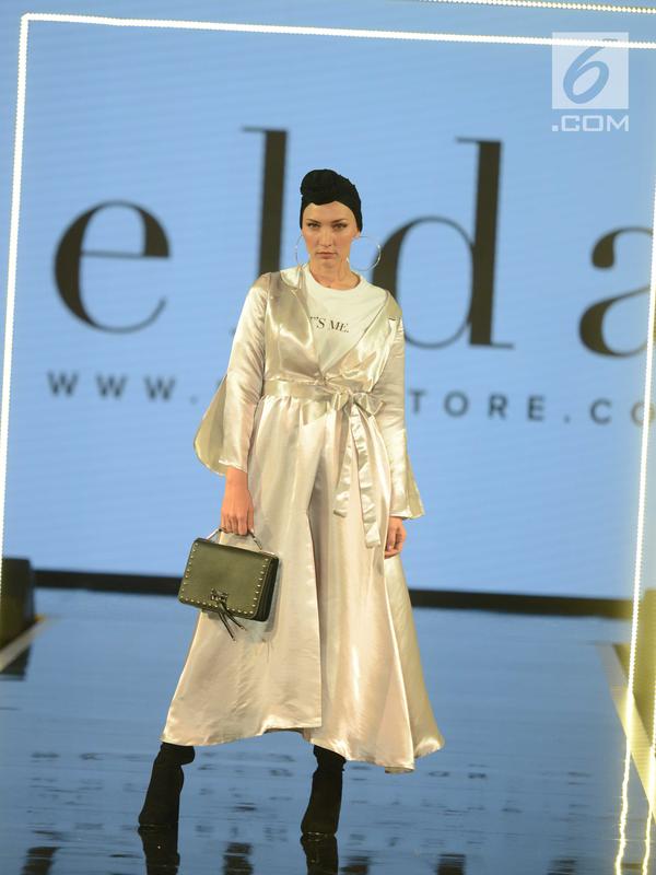 Model mengenakan busana koleksi brand Elda pada hari ketiga Jakarta Modest Fashion Week di Gandaria City, Jakarta, Sabtu (28/7). Brand dari Singapura itu menampilkan 10 looks tanpa hijab dengan tema yang colorful. (Kapanlagi.com/Bayu Herdianto)
