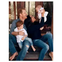 Kartu liburan terbaru keluarga Meghan Markle dan Pangeran Harry. (dok. Instagram @alexilubomirski/https://www.instagram.com/p/CX1ANa6OTCU/Dinny Mutiah)