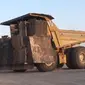 Salah satu truk yang pernah mereka gunakan bermerek Belaz buatan Belarusia