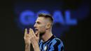 Bek Inter Milan, Milan Skriniar, melakukan selebrasi usai mencetak gol ke gawang Atalanta pada laga Liga Italia di Stadion Giuseppe Meazza, Senin (8/3/2021). Inter Milan menang dengan skor 1-0. (AP/Luca Bruno)
