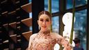 Tampilan Anne Jakrajutatip di kompetisi pre-eliminasi dan kostum nasional Miss Universe 2023. [@annejkn.official]