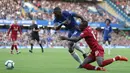 Bek Chelsea, Antonio Rudiger, menjatuhkan striker Liverpool, Sadio Mane, pada laga Premier League di Stadion Stamford Bridge, London, Sabtu (29/9/2018). Kedua klub bermain imbang 1-1. (AFP/Daniel Leal-Olivas)