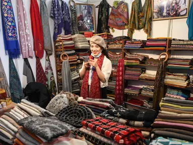 Peserta menjual produk dalam area ekshibisi Sabuk dan Jalur Sutra di China-ASEAN Expo ke-17, Nanning International Convention and Exhibition Center, Guangxi, China, 27 November 2020. China-ASEAN Expo ke-17 dan KTT Bisnis dan Investasi China-ASEAN dibuka pada (27/11). (Xinhua/Zhang Ailin)