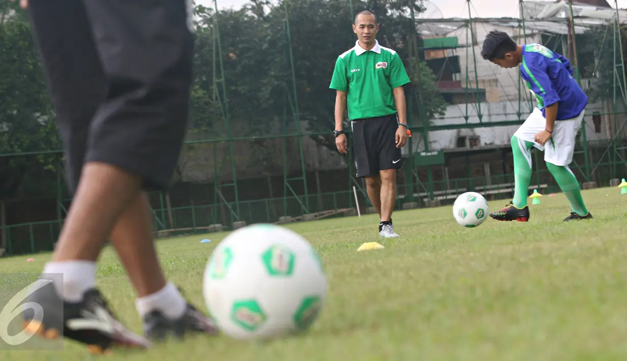 Kurniawan Dwi Yulianto melatih sejumlah anak di MILO Camp, Jawa Barat, Senin (18/4). Sembilan anak yang terpilih dalam MILO Camp akan mendapatkan pelatihan mengenai teknik dasar sepak bola pada 18-23 April 2016  (Liputan6.com/Immanuel Antonius)