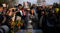 Stella Moris berbicara kepada media dan pendukung usai memotong kue pengantin setelah menikah dengan Pendiri WikiLeaks Julian Assange pada layanan pernikahan kecil yang diadakan dalam penjara keamanan tinggi Belmarsh, London, Inggris, 23 Maret 2022. (AP Photo/Matt Dunham)
