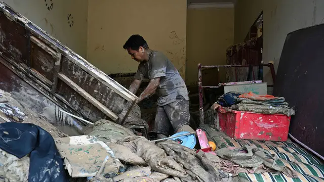 Banjir Bandang Sumatra: Kayu Gelondongan dan Lumpur Tutup Permukiman Warga di Garoga Sumatera Utara