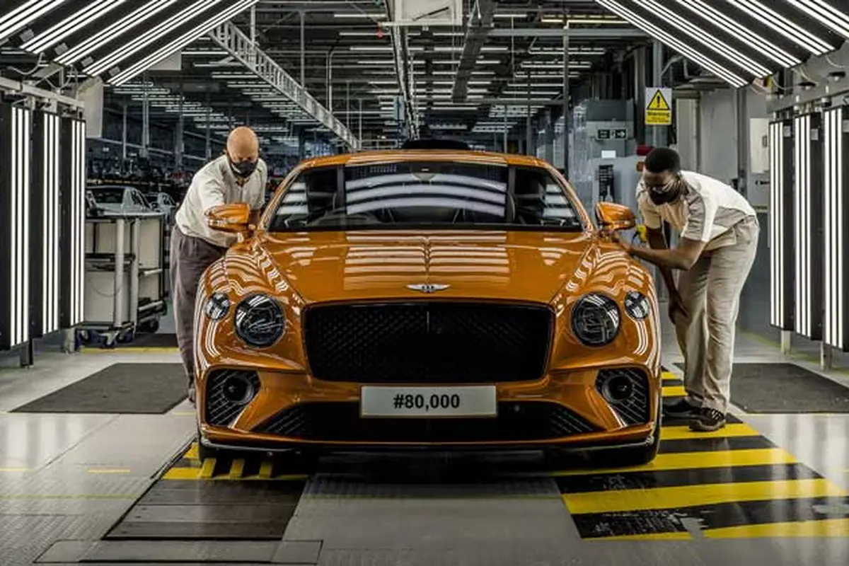 Bentley rayakan produksi Continental GT ke-8000 (carscoops)