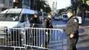 Petugas polisi saat berjaga disekitar lokasi serangan bom di Tunisia, (25/11).  Serangan bom bunuh diri ini menyerang bis pengawal presiden. (REUTERS/Zoubeir Souissi)
