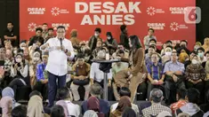 Calon presiden nomor urut 1 Anies Baswedan (kiri) berdialog dengan tenaga kesehatan (nakes) dalam program "Desak Anies" di Jakarta, Kamis (18/1/2024). Anies berbicara banyak hal seputar kesehatan di Indonesia. (Liputan6.com/Faizal Fanani)