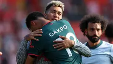 Telah memutuskan tak memperpanjang kontrak bersama Liverpool yang telah dibelanya selama 8 musim, Roberto Firmino menjalani laga terakhirnya bersama Liverpool di pekan terakhir Liga Inggris 2022/2023 saat bertandang ke markas tim yang telah dipastikan terdegradasi, Southampton, Minggu (28/5/2023) malam WIB. Tampil sebagai starter selama 57 menit, Firmino sukses mencetak satu gol yang menjadi gol ke-111 dari total 362 laga di semua ajang. Seusai laga yang berakhir 4-4 tersebut, Roberto Firmino mendapat penghormatan dari pelatih, rekan setim maupun para fans setia The Reds. (AFP/Adrian Dennis)