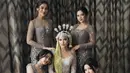 Di momen akad nikah ini, para bridesmaid tampil ayu dengan balutan kebaya ungu penuh payet. [Foto: Instagram/photo_ikylini]